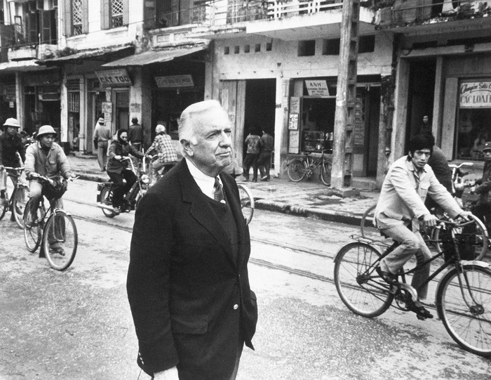 Hà Nội1973 - Nhà báo của tờ CBS News, ông Anchor Walter Cronkite có mặt ở Hà Nội thời gian này để đưa tin về việc Việt Nam trao trả tù binh Mỹ POWs cho phía quân đội Hoa Kỳ.